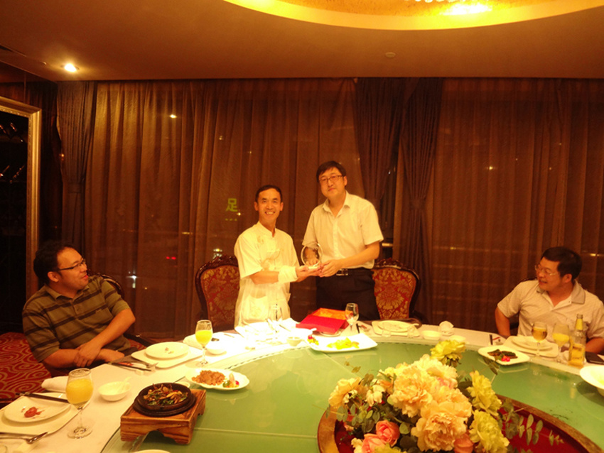 公司老員(yuán)工(gōng)退休聚餐